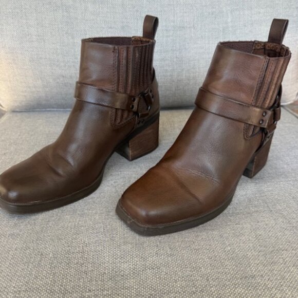 EUC B.O.C. Born Lowri Dark Brown Ankle Boots 8M - Picture 1 of 6
